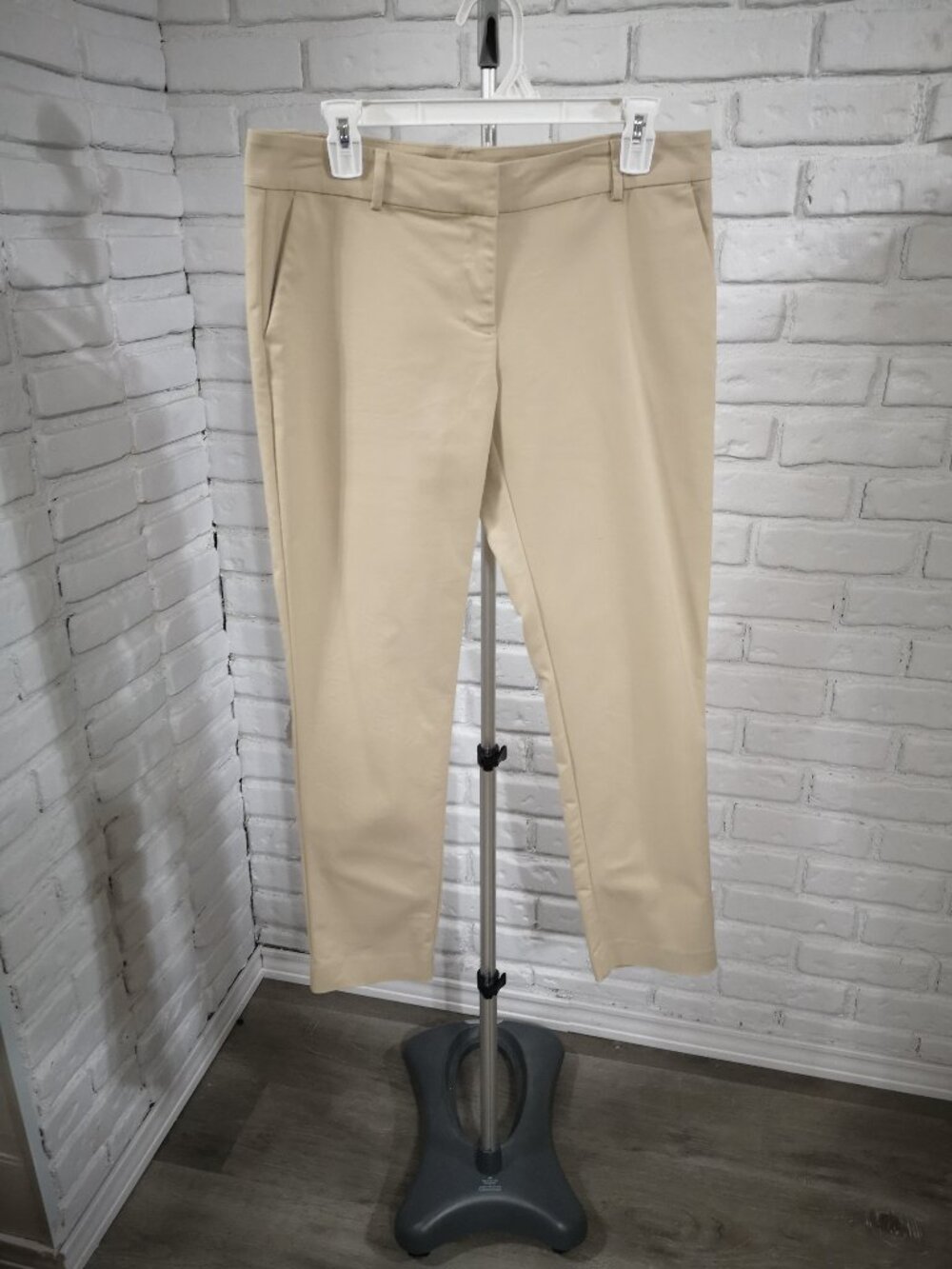 Sung Alfred Sung Ladies Size 8 Light Tan Zipper & 2 Clasp Closure Chino Pants